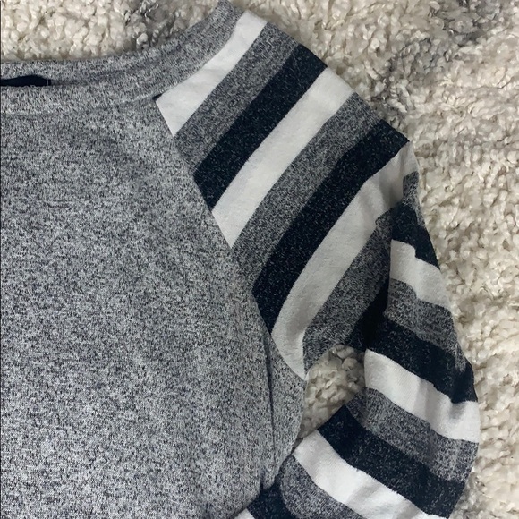 Grey black white blouse. covers butt - Picture 2 of 4